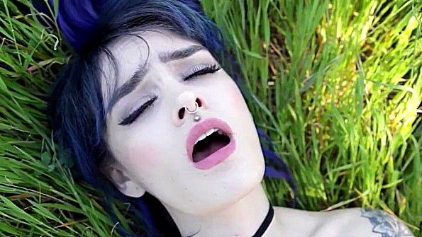 Старая взрослая женщина в прозрачных трусиках лишена возможности трахаться