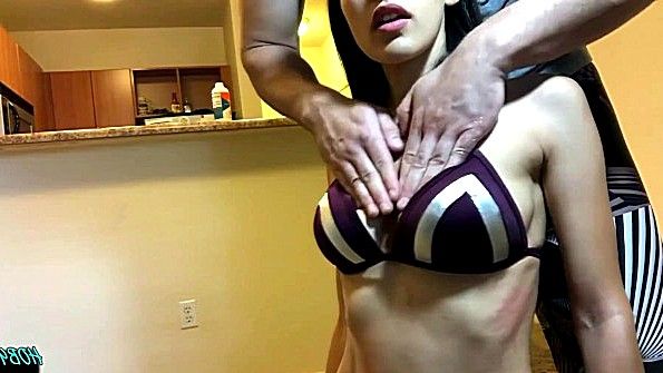 Женщина бросает ноги ягодицы голову в извращенном сборе