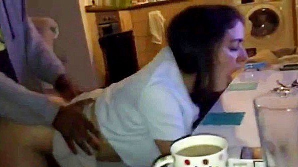 Огромный член чернокожего парня едва помещался в ее заднице