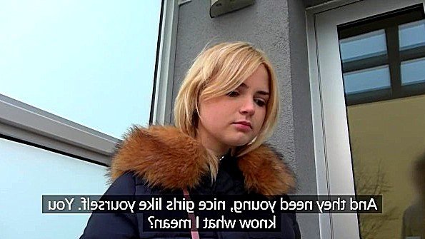 Она зовет своего парня в ванну и начинает его трахать