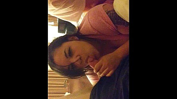 Парень несёт свою несовершеннолетнюю подружку трахаться на фотоаппарат