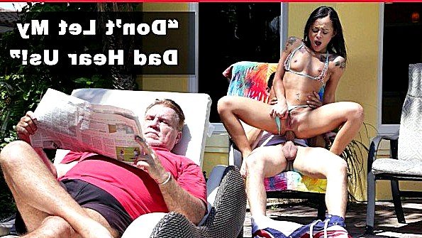 Четыре лесбиянки синие в постели с вибратором