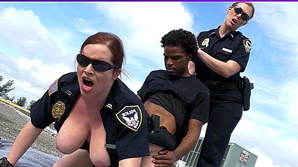 Развратная блондинка лишена возможности испытать мощную кульминацию