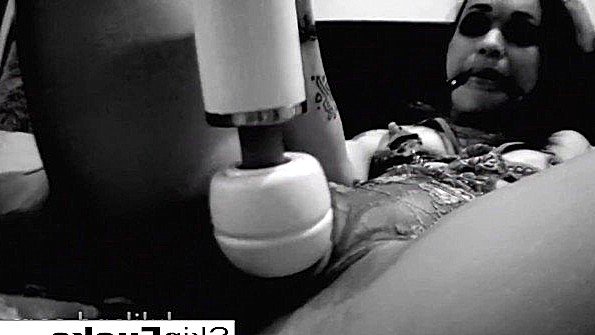 Любительница готова трахнуть своего мужа и его друга