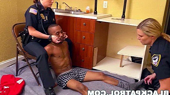 Ошеломительная блондинка снимает свои кокетливые короткие штанишки