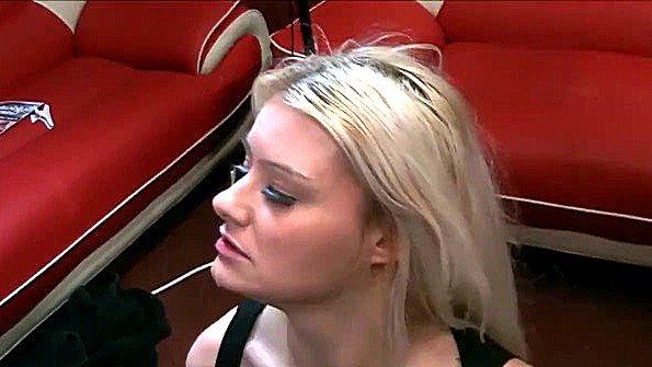 Разговор с мисс продолжился сексом в постели