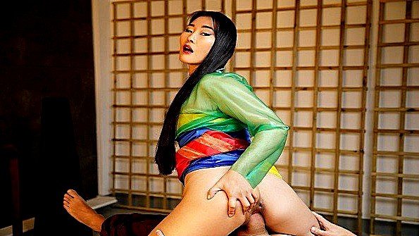 Сука активно сосёт член парня в порнографическом дайджесте