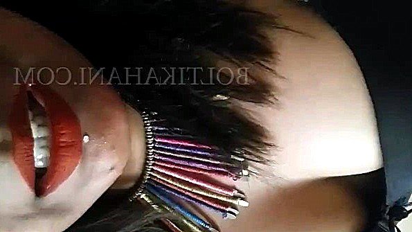 Блондинка непристойно танцует под музыку и раздевается