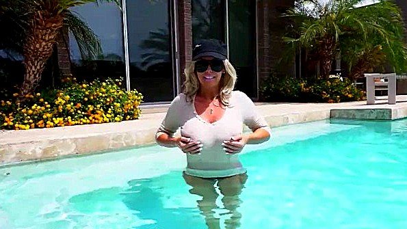 Брюнетка готова к жесткому сексу с богатым человеком ради кульминации