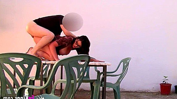 Взрослая француженка в монокле с энтузиазмом сосет фаллос