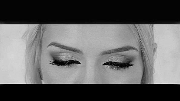 Ученица поднимает юбку и начинает резко вскакивать