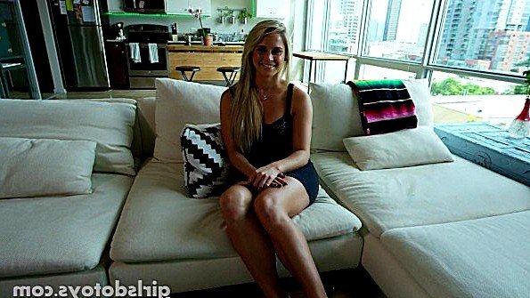 Великолепная малышка с красивой грудью мастурбирует