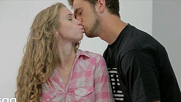 Мисс воля широко раздвинула ноги и вставила вибратор