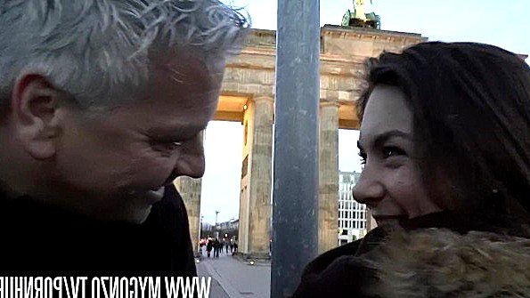 Я путешествую на машине, а затем отправляюсь в путешествие, где занимаются сексом с богатыми людьми