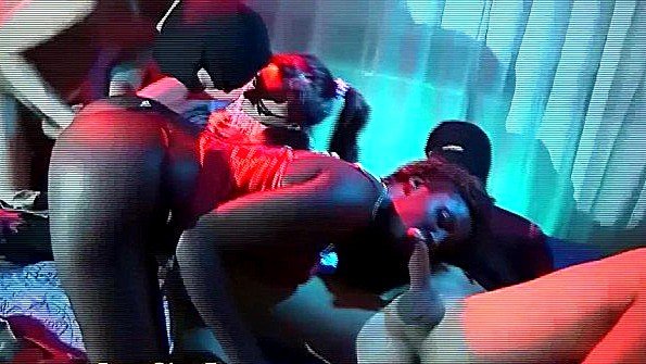 Мы заканчиваем карточную игру и с радостью трахаем шлюху