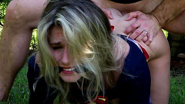 Азиатские флирты страстно спят вместе на табличном массиве