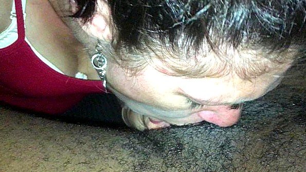 Итальянская женщина мастурбирует на лестнице и получает кайф