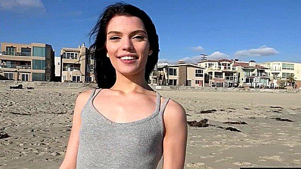 Медсестра сдернула с парня резиновый башмак и села сверху