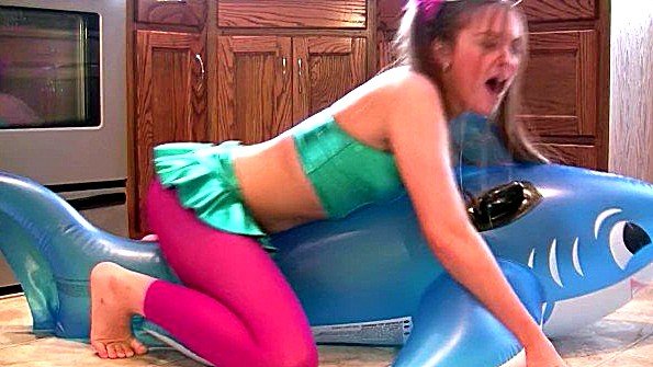 Чернокожий парень хочет сделать массаж взрослой женщине и трахнуть ее