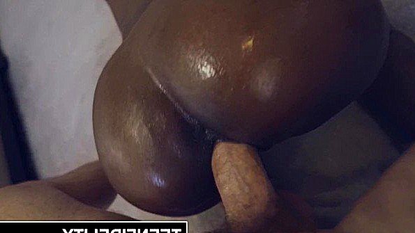 Великолепный онанизм сучки связан с мочеиспусканием