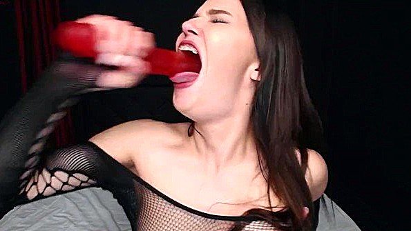 Возбужденная красавица снимает нижнее белье и ласкает свою органическую структуру