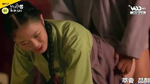 Шлюха в нижнем белье только что получила сперму на свое человеческое лицо