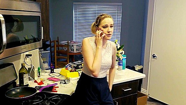 Молодая азиатка беззастенчиво трахается с чернокожим парнем на улице