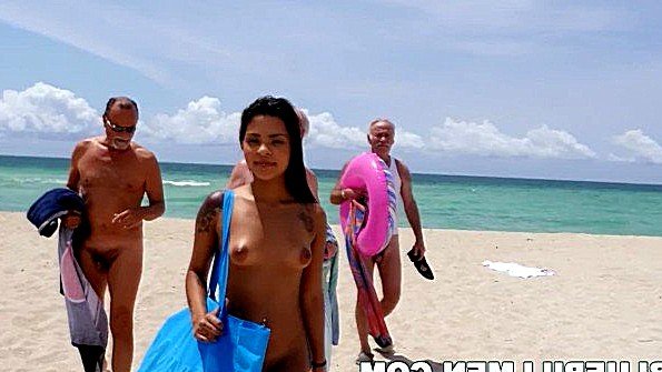 Я захожу в душ к парню и предлагаю ему заняться с ним сексом