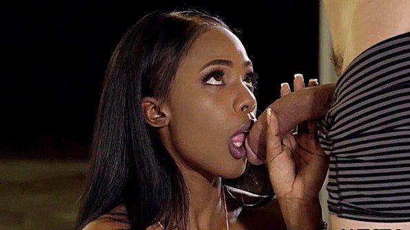 Блондинка-потомок жадно трахает своего парня