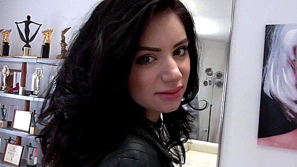 Он приходит в девичью комнату и начинает их трахать