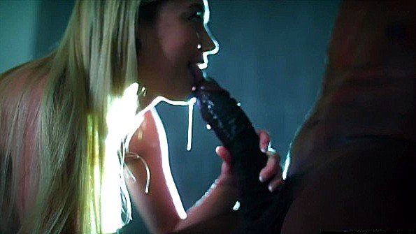 Она связывает раба и издевается над его фаллосом