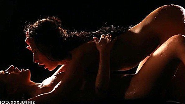 Девушка спускается к земле, ласкает свою дырочку