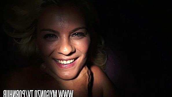 Любительский писк в передней части фотокамеры в горячем дайджесте