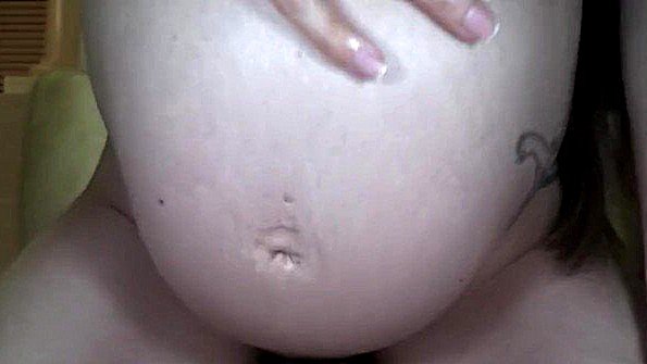 Возбужденная сучка мастурбирует перед толпой