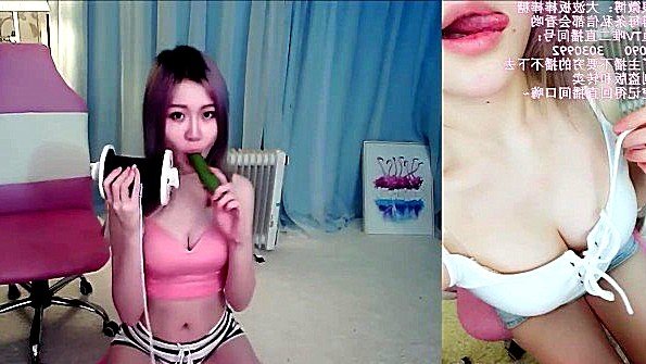 Женщина снимает ночную рубашку и занимается сексом