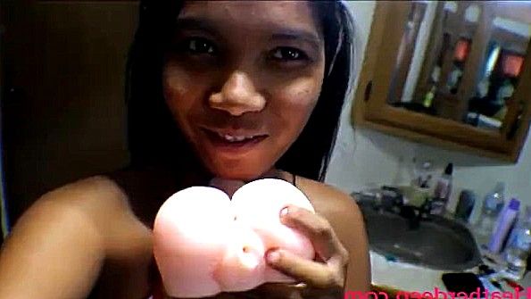 Худая блондинка резко трахает своего поклонника