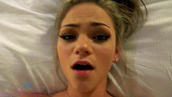 Белая взрослая женщина наслаждается сексом с чернокожей взрослой женщиной