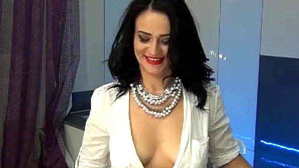 Он трахает свою женщину-родительницу на стуле и старается кончить внутрь нее как можно скорее