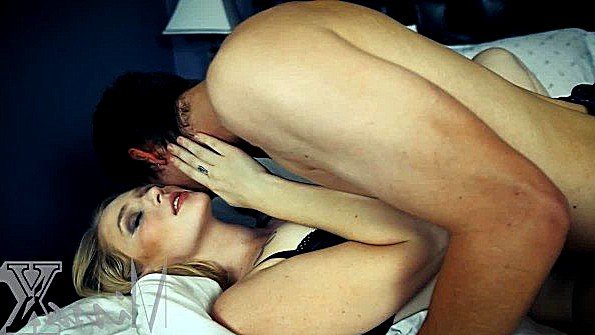 Похотливая мисс соблазняет парня голым