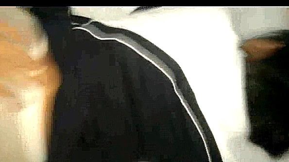 Красотка с большой попой предпочитает опираться на все четыре ноги во время секса