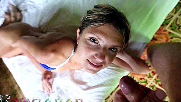 Она показывает свою грудь в машине и спит с парнем на месте