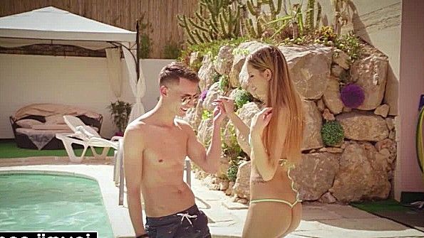 Три лесбиянки используют страпон во время секса в постели