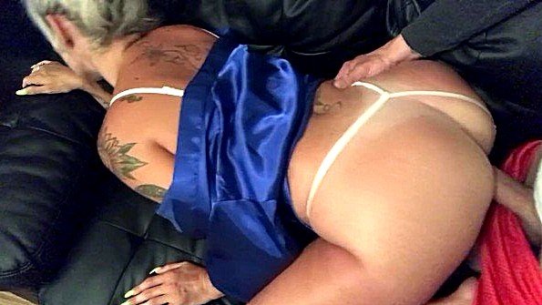 Две милфы-богатыри занимаются жестким анальным сексом с парнем