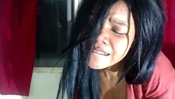 Взрослая женщина делает минет креативному парню на пикапе прямо в парковой зоне