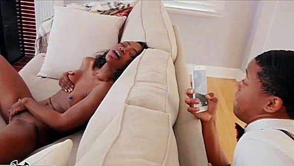 Она соблазняет парня своей подруги и быстро отдается ему