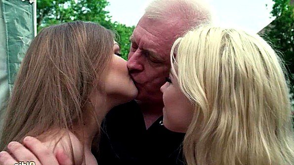 Шлюха в рваном трико впустила полицейского в свою пизду