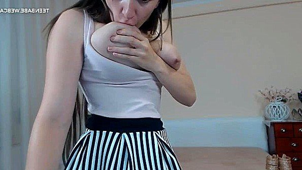 Возбужденная замужняя женщина трахается с другом своего мужа