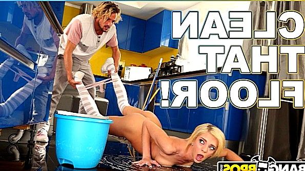 Сестренка согласилась пососать член своего брата и вернуть его член в свою пизду