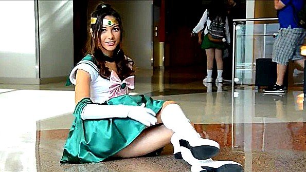 Сексуальная красотка не смогла устоять перед соблазном трахнуть парня