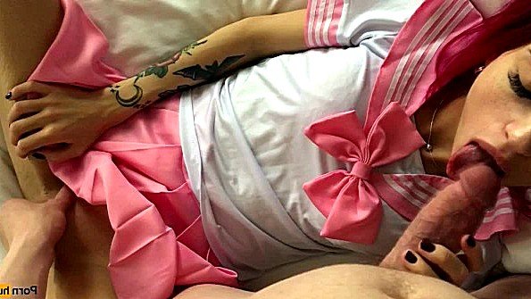 Любительская мастурбация на полу для тоссера